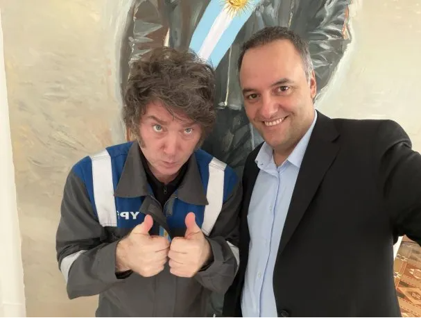 Presentaron una ampliación de la denuncia contra Manuel Adorni y piden que declare la escribana