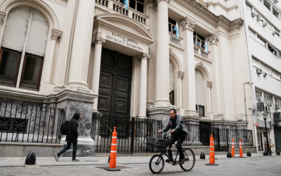 Un ex presidente del BCRA partidario de Milei alertó por los riesgos de impulsar los préstamos en dólares: “Es una mala idea”