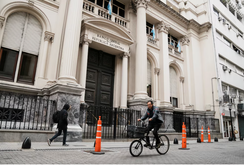 Un ex presidente del BCRA partidario de Milei alertó por los riesgos de impulsar los préstamos en dólares: “Es una mala idea”