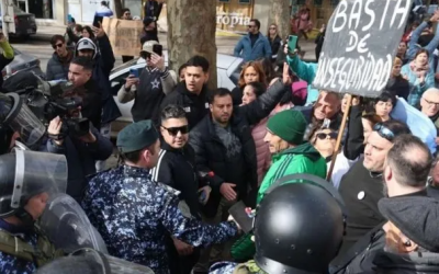 Tensión en Mar del Plata: vecinos y policías se enfrentaron durante una manifestación por la inseguridad