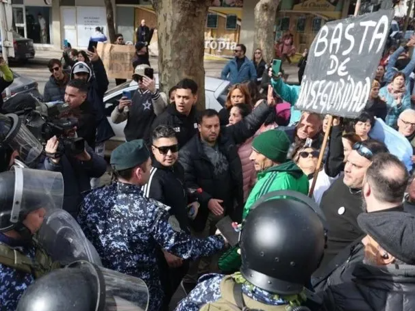 Tensión en Mar del Plata: vecinos y policías se enfrentaron durante una manifestación por la inseguridad