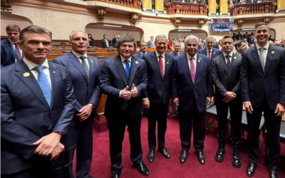 En medio de la tensión diplomática con Brasil, Javier Milei viaja esta noche a Ecuador y a Colombia