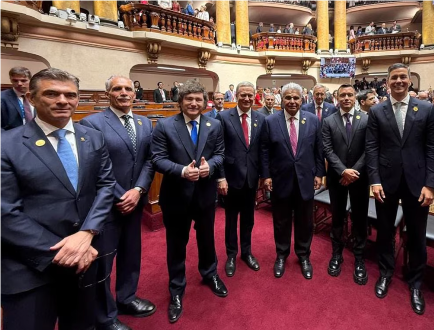 En medio de la tensión diplomática con Brasil, Javier Milei viaja esta noche a Ecuador y a Colombia