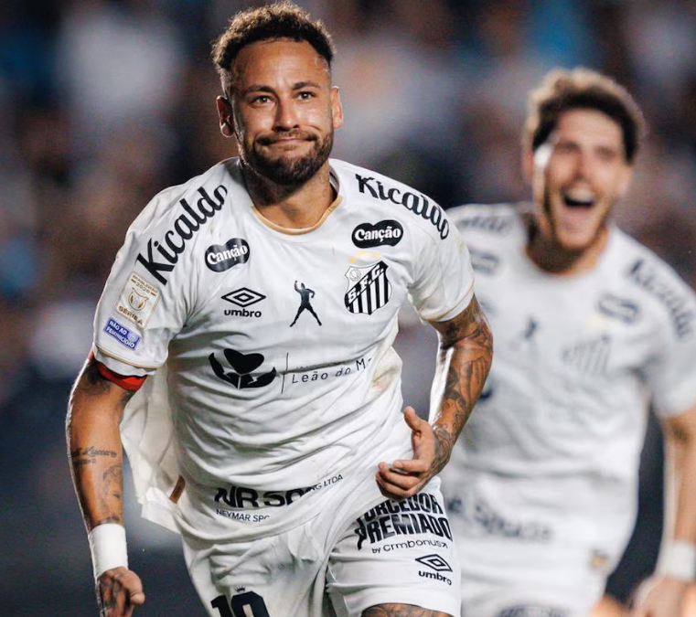 Neymar volvió tras su lesión y marcó los dos goles del Santos ante Flamengo: la marca histórica que logró y la patada de Paquetá